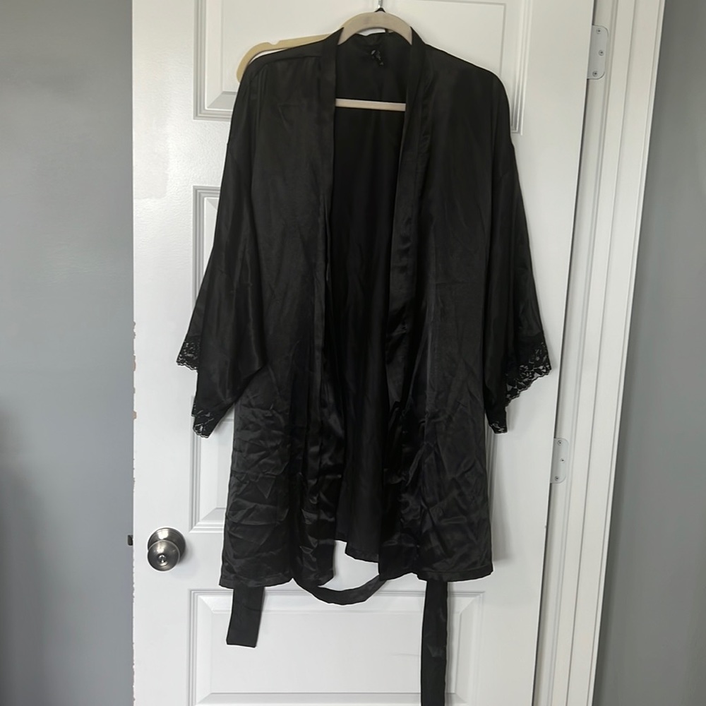 Torrid black satin and lace robe size 2